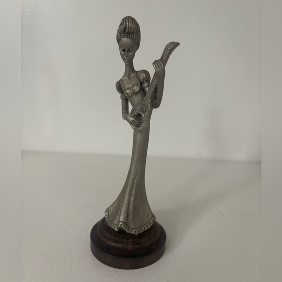 bomboniera statua in peltro cesellata a mano